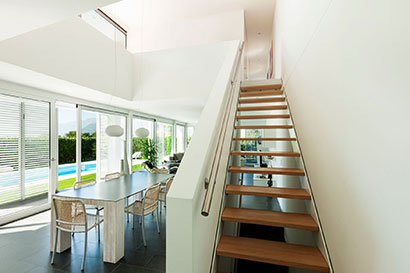 Лестница для загородного дома в современном стиле