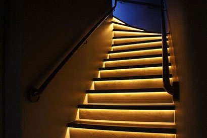 Лестница с подсветкой ступеней