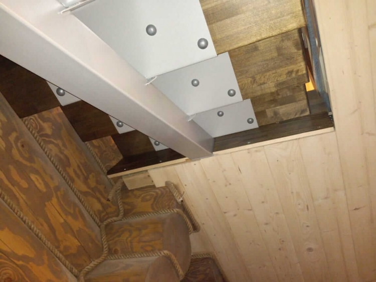Лестница на второй этаж на монокосоуре Solo Classic (проект №99)-6