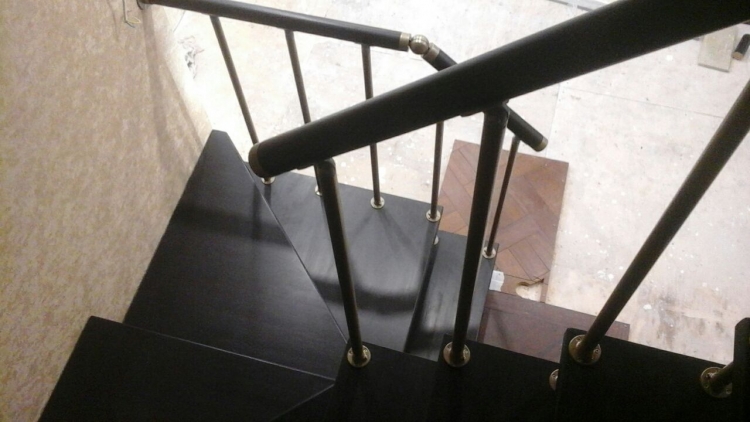 Лестница на второй этаж на монокосоуре с поворотом на 180° Sollo Classic (Проект №119)-1