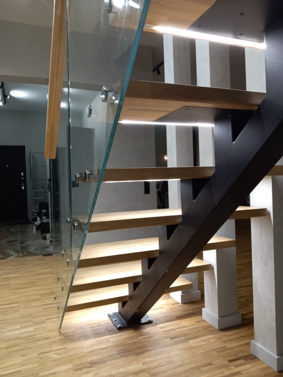 Лестница П-образная на монокосоуре с площадкой Solo Classic (Проект №98)-10