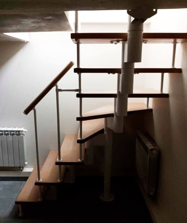 Модульная лестница с поворотом на 90° для дома на второй этаж МЛ-79-3