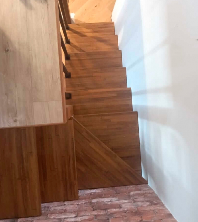 Лестница на монокосоуре для загородного дома Solo Classic (Проект №179)-3