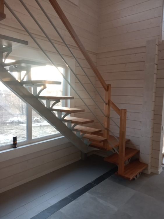 Лестница П-образная на монокосоуре с площадкой Solo Classic (Проект №102)-1