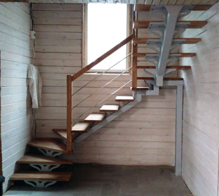 Лестница на второй этаж на монокосоуре с поворотом на 180° Solo Classic (Проект №61)!-0