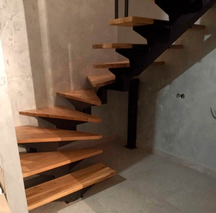 Лестница на монокосоуре П-образная с забежными ступенями Solo Classic (Проект №77)-4