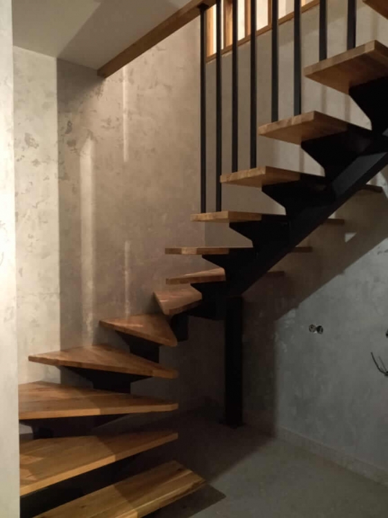 Лестница на монокосоуре П-образная с забежными ступенями Solo Classic (Проект №77)-1