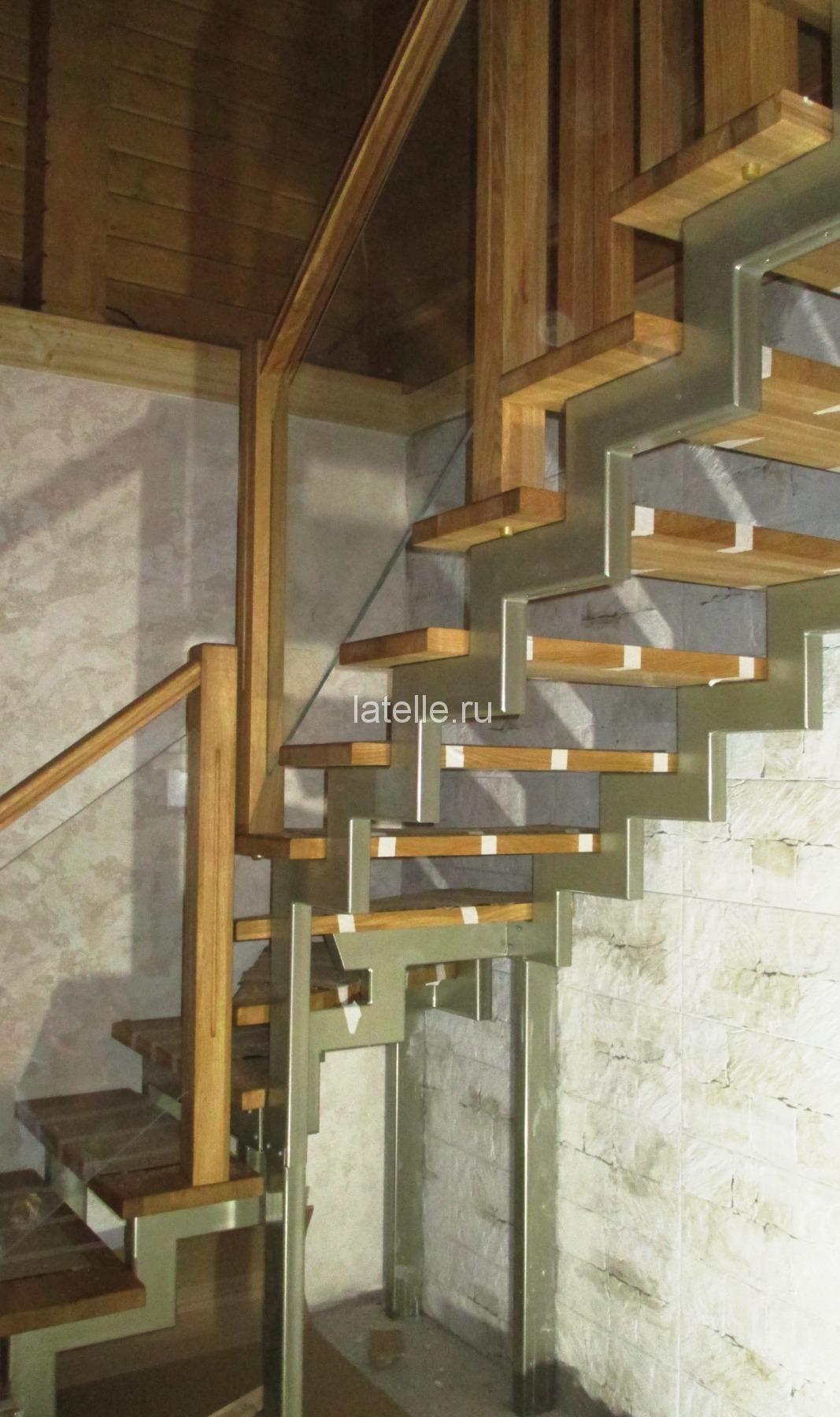 Лестница для дома с забежными ступенями на двойном косоуре Granl Classic Glas One-3