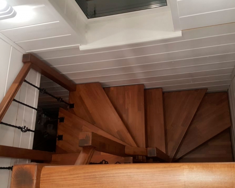 Лестница на второй этаж на монокосоуре с поворотом на 180° Solo Classic (проект №49)-1