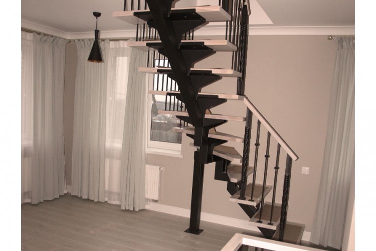 Лестница для дома на монокосоуре с поворотом 90° Solo Classic (Проект №4)-2