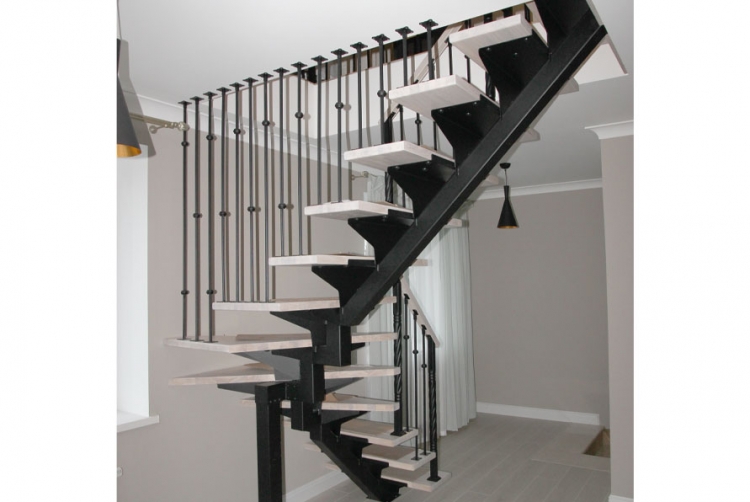 Лестница для дома на монокосоуре с поворотом 90° Solo Classic (Проект №4)!-1