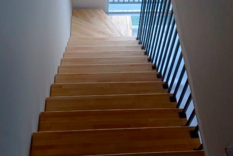 Лестница на второй этаж на монокосоуре с поворотом на 90° Solo Classic (Проект №8)-2
