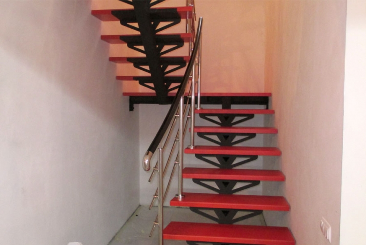 Лестница на второй этаж на монокосоуре с поворотом на 180° Solo Classic (Проект №22)-0