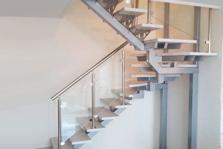 Лестница для дома на монокосоуре с забежными ступенями Solo Classic (Проект №27)!-0