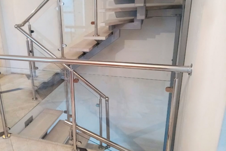 Лестница для дома на монокосоуре с забежными ступенями Solo Classic (Проект №27)-1