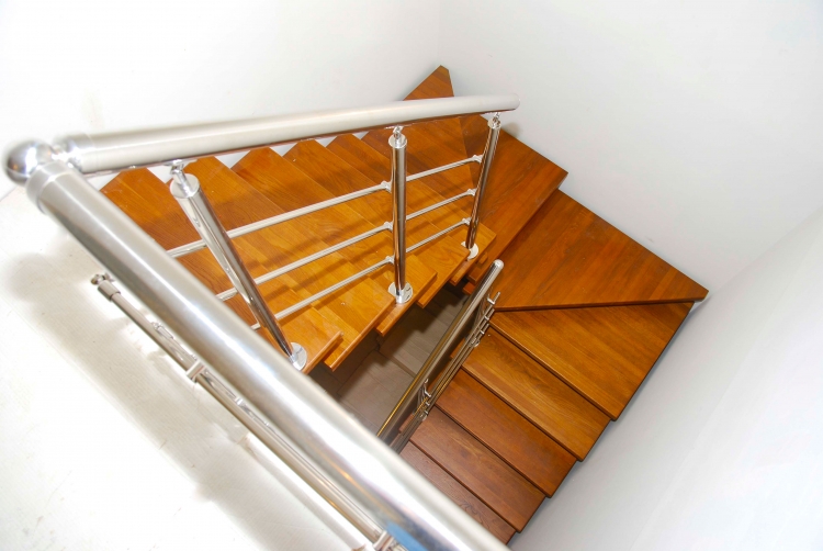Лестница на монокосоуре на второй этаж с поворотом на 180° Solo Classic (проект №10)-2