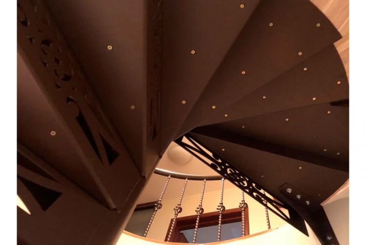 Винтовая лестница в дом на второй этаж Spiral Classic (Проект №4)-2