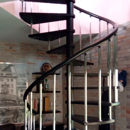 Плюсы винтовых лестниц для дачи и дома
